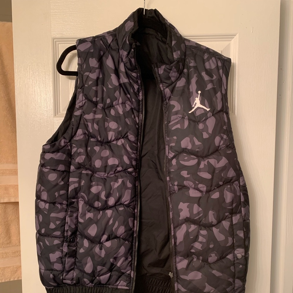 Reversible Jordan Camp/Black Vest